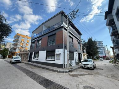 Çiğli Uğur Mumcu Mahallesi'nde 210 M2 Satılık Tripleks