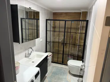 Özel Yapım, Aile Apartmanı, Arakat.