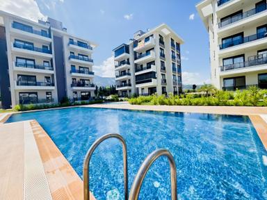 Kendine Ait Bahçesi Var / 2+1 Havuz Manzaralı / 2 Daire Var