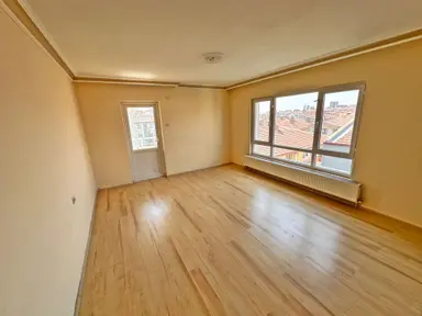 Mutlu Cadde Yakını Ara Katta Manzaralı Çift Balkonlu 2+1 Satılık