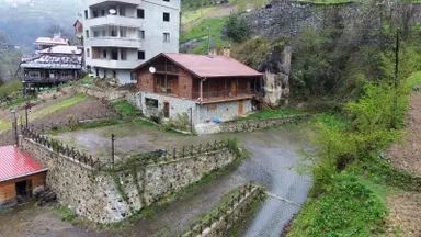 Trabzon Çaykara'da Uzungöl Yolu Üzerinde Kiralık Müstakil Ev