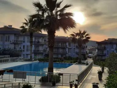 Güzelbahçe Yelki’de Havuzlu Sitede 3cephe 3+1 Satılık Köşe Daire