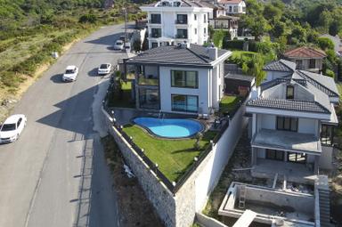 Şile'de 485m2 Arsa İçerisinde Deniz Manzaralı Satılık 5+1 Villa
