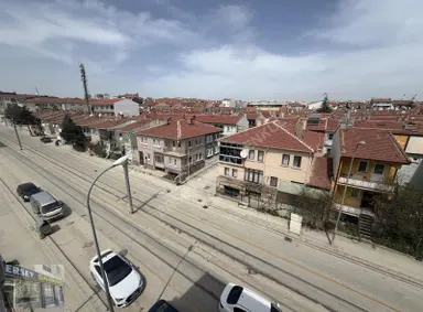 Ersev'den Cadde Üstü Balkonlu 1+1