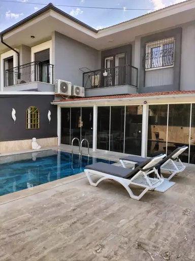 Alaçatı'da Kiralık Müstakil Havuzlu Villa