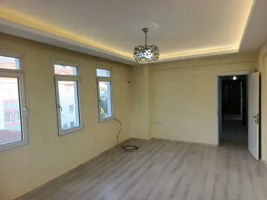 Stop'tan 22 Metrelik Yol Yanında Satılık Tadilatlı 3+1