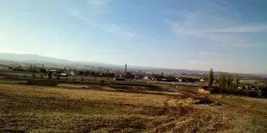 Kütahya Çavdarhisar 'da 1.515 M2 Düz Köye Yakın Fırsat Arazi !