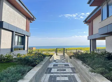 Efe'den Sahil Dibinde Sıfır Eşyalı Luks Dekorlu Bahçeli Villa