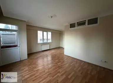 Feriköy Yay Meydanı'nda Kiralık 2+1 Daire