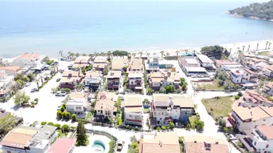 İzmir Menderes Özdere Paşa Plajı'nda 4 Ailenin Kalabileceği Lüks Villa