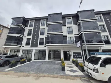 Sağlam Emlaktan Filli Kavşakta Satılık Eşyalı Kapalı Otoparkl1+1