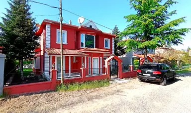 Engiz Tatil Köyünde 332 M2 Bahçe İçinde Sahile 4 Ncü Parsel100 M2 Dublex 4+1 Satılık Yazlık