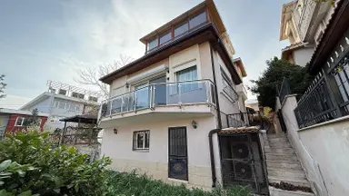 Güzelbahçe'de Deniz Manzaralı Bahçeli Geniş Villa