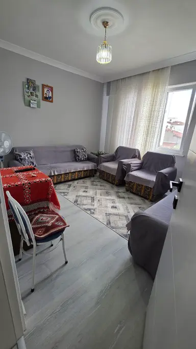Zeynep Gayrimenkulden Tırnova Mahallesinde Satılık Geniş 2+1 Daire