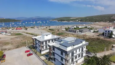 Sığacıkta Geniş Eşsiz Bahçe Kullanımlı Havuzlu 1+1