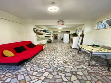 Sefaköy Tevfikbey'de Cadde Üzerinde Düz Giriş Bahçe Kullanımlı Geniş Kiralık Dükkan