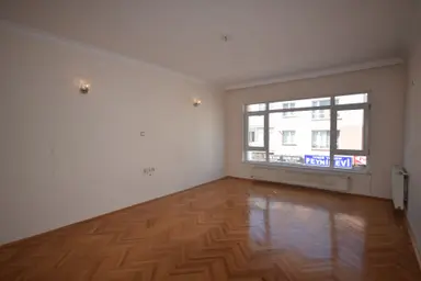 İlk-ev'den Salkımsöğütte Caddeye 1 Bina Bağımsız Bakımlı Kombili 1 Kat Ön Cephe 2+1 Çetinemeç Yakın