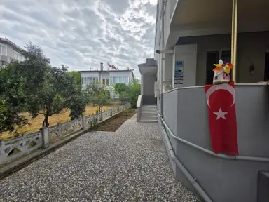 Öğretmenler Mah.'de Full Eşyalı 3+1 Bahçeli Daire | Denize 400 M