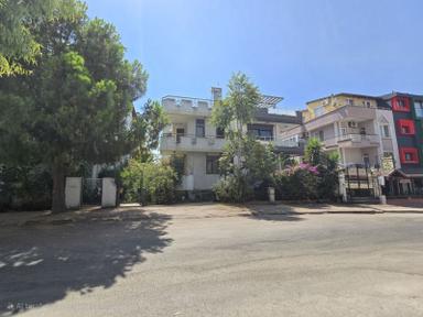 Şirinyalı'da Müstakil Satılık Villa 7+2