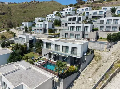 Ortakent Yahşi'de Site İçi 4+1 Havuzlu Deniz Manzaralı Villa ! Ortakent Yahşi'de Site İçi 4+1 Havuzlu Deniz Manzaralı Villa !