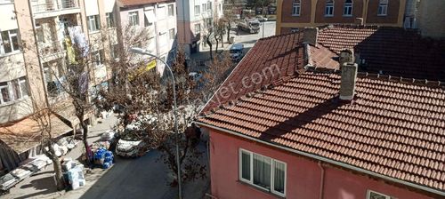 Asansörlü 8 Yaşında,köşebaşı, İki Cepheli, Cadde Üstü Çok Güzel Güneş Gören