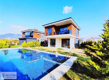 Butik Havuzlu Sitede Müstakil/bahçeli/otoparklı Satılık Villa !!