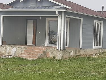 Satılık Arsa Üzerinde Hazır 2+1 Yapı Doğa Site Özel 800m2 Bahçe Saray Manza Yol Su Çit Güney