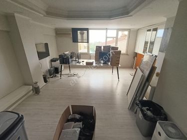Kadıköy Mühürdar Cd Üzerinde Tabela Değeri Yüksek Aydınlık Manzaralı Asansörlü Ofis