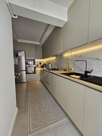 İskanlı Otoparklı Asansörlü Metroya 400 E/5 50mt Kapıcılı 135m2