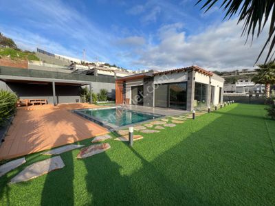 Gümüşlük'te Satılık Deniz Manzaralı Havuzlu Müstakil Villa
