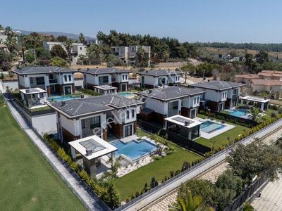 Kuşadası'nda Müstakil Butik Site İçinde 4+1 Özel Havuzlu Lüx Villa