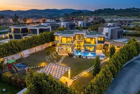 Kuşadası'nda 1330 M2 Arsa İçinde Dev Müstakil 5+1 Villa