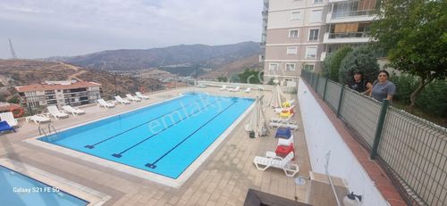 İzmir Bayraklı 25. Yıl Konutlarında 3+1 Havuzlu Sitede Daire