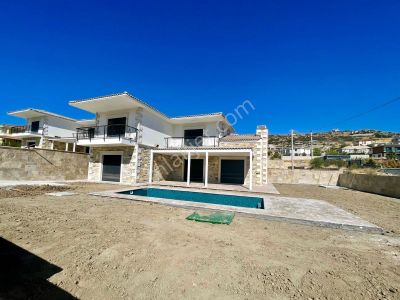 Foçaköy'de Özel Havuzlu Bahçeli 3+1 Satılık Villa