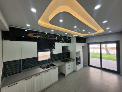 Kızılkeçili'de Doğa Ve Deniz Manzaralı Havuzlu 4+1 Satılık Villa