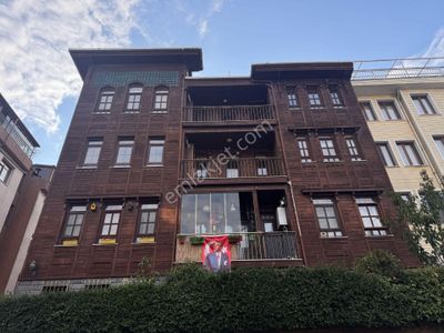 Tarihin Kalbinde Üsküdar Merkezde 16 Yaşında 100 M2 2+1 Satılık Daire