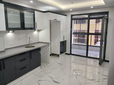 Hilal Akın Emlak’tan Çamlıca Mahallesi’nde Özel Garajlı Yerden Isıtma Satılık Yeni 3+1 Daire