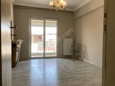 Salı Pazarı Caddesi'nde Satılık 3+1 Daire (asansörlü, İçi Boş)