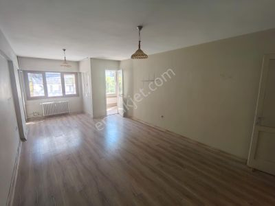 İnönü Caddesi Göztepe Metro Durağında Otoparklı Satılık 2 + 1 Daire