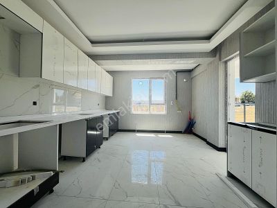 Yenikent Emlak'tan 3+1 Kilerli 150 M2 Geniş Ultra Lüx Daire