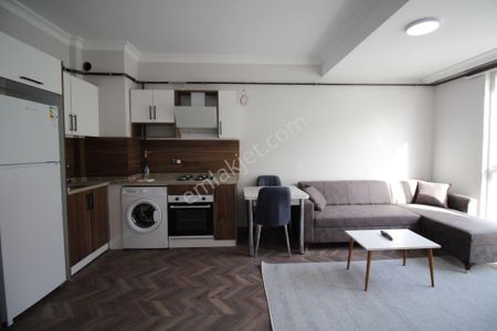 Aksaray H. Harmanı'nda Atatürk Lisesi Karşısında Satılık 1+1 Eşyalı Daire