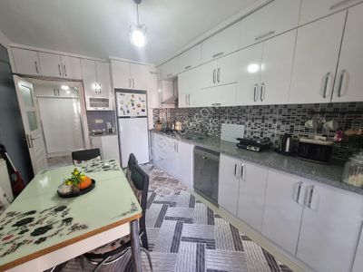 Cumhuriyet Mahallesinde Fenlisesine Yakın Ara Kat Site İçinde Daire Satılık