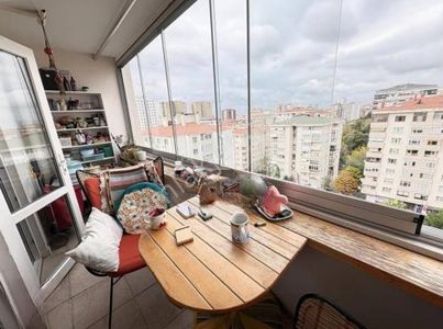 Kozyatağı Prestijli Sitede Güvenli Geniş Balkon Geniş Arsa Bakımlı Daire