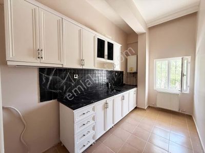 İncirli Mahallesi'nde Cadde Yakınında 2+1 Daire