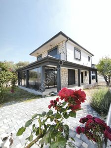 Mordoğan Merkez'de Emsalsiz Lokasyonda Tam Müstakil Lüks Villa