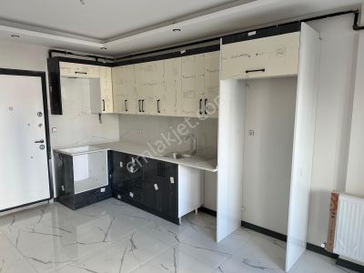 Zeki Emlak'tan Muradiye'de 1+1 Otoparklı, Ara Kat Satılık Daire