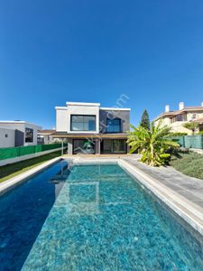 Çeşme Boyalık'ta Müstakil Havuzlu Akıllı Ev Sistemli 7+1 Villa