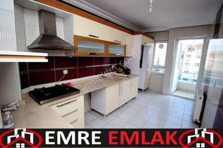 Emre Emlak'tan Topçu'da Köşe Cephe Önü Açık Asansörlü Arakat 2+1 Satılık Daire