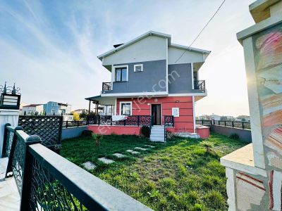 Yeniçiftlikte Denize Yakın Cadde Üstü Geniş Bahçeli 3+1 Villa Yazlık