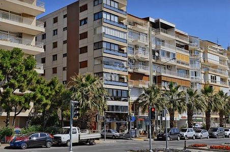 Karşıyaka Sahil 4+1 Tadilatlı Satılık Yalı Dairesi